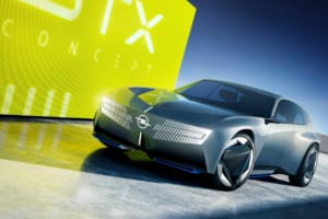 薄型化するEVの潮流に一石を投じるドイツ車の矜持。光る稲妻と可変空力を備えた次世代ワゴン「オペル STXコンセプト」初公開