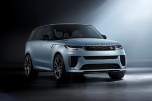 「レンジローバー スポーツSV」に4台限定のビスポーク仕様が登場。虹色の光彩を纏うサテン塗装と635ps、価格は3350万円