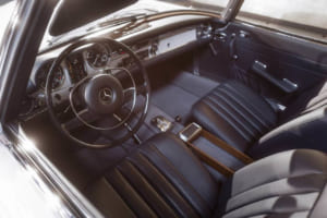 SL／W113の室内：操作類は機能的で、ハンドル等がパッドで覆われた安全性の高い室内。ATのシフトパターンは独特で現在とは逆で「2.3.4.N.R.P」である。