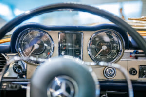 同博物館に展示される230SL。写真は人間工学的に見やすい計器類。
