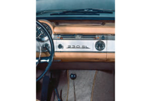 同博物館に展示される230SL。写真は230SLのモデル名が記されたダッシュボードのアップ。