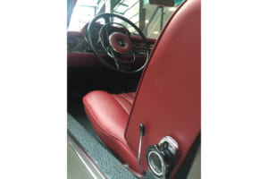 同博物館に展示される230SL。写真は運転席のシートでシート調整ダイヤルとレバー。