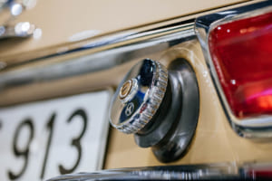 同博物館に展示される230SL。写真は後部ナンバープレート横にある燃料タンク開口部のアップ。
