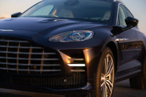 静かなるカリスマ、アストン・マーティン新型「DBX GT」誕生。727psをエフォートレスに手懐ける大人のスーパーSUV