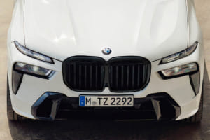 BMW「X7」に漆黒の特別仕様「xDrive40d ブラック・ライン」登場。凄みを増した装いとMスポーツの走り、6人乗り極上空間