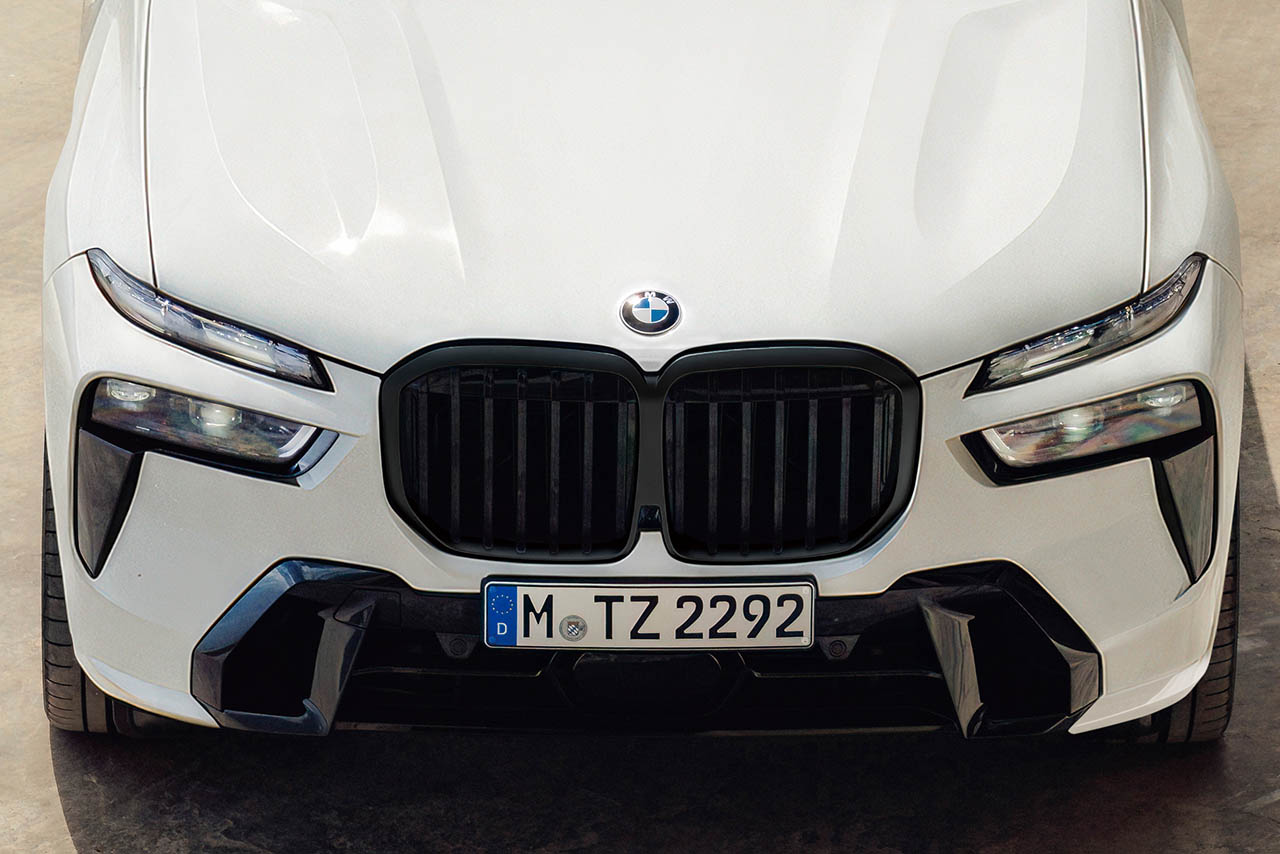 BMW「X7」に漆黒の特別仕様「xDrive40d ブラック・ライン」登場。凄みを増した装いとMスポーツの走り、6人乗り極上空間