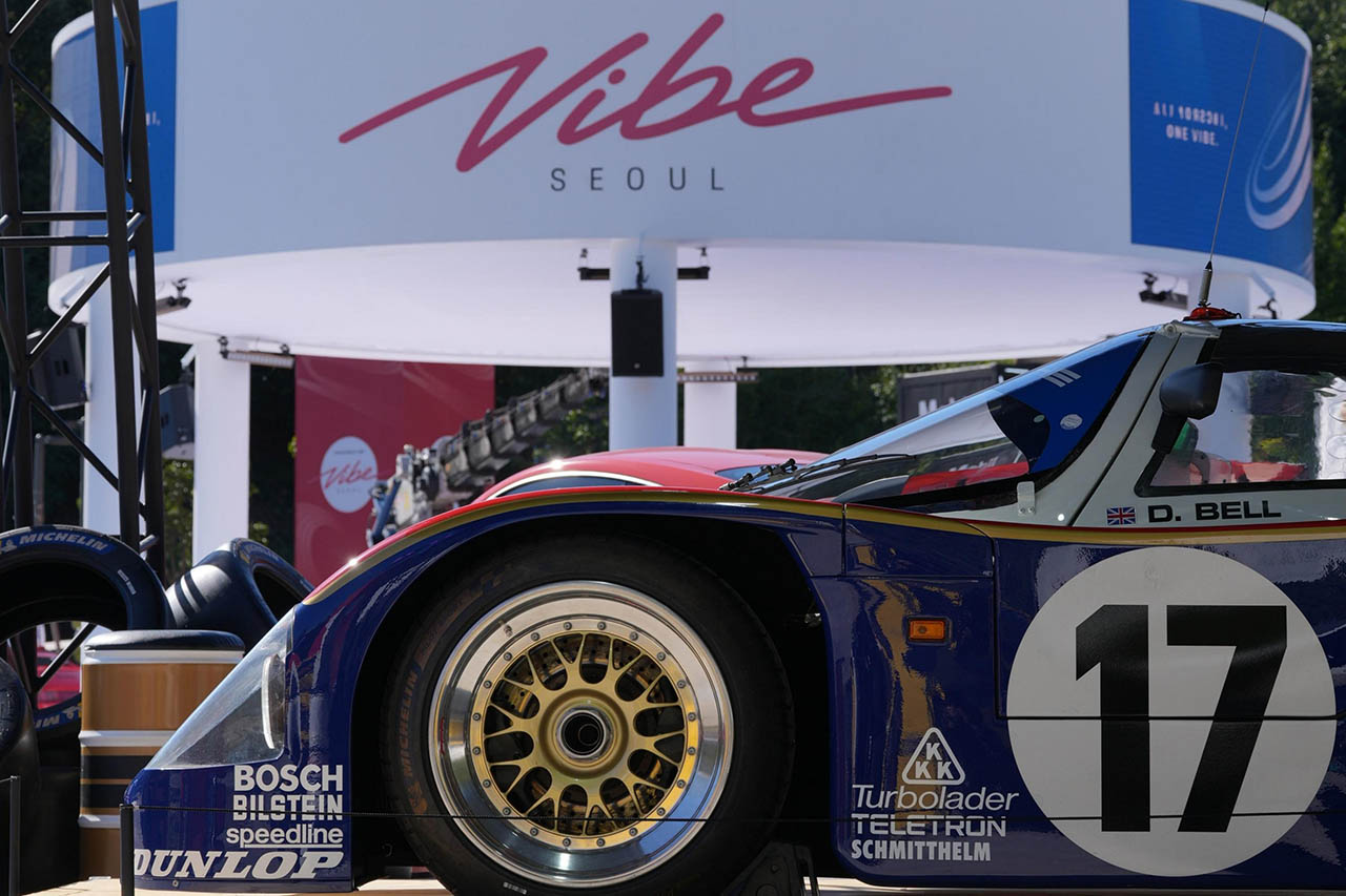 ポルシェ新旧70台が巨大石油タンク跡地に集結。1156psの新型「カイエン クーペEV」も初公開された韓国祭典の全貌