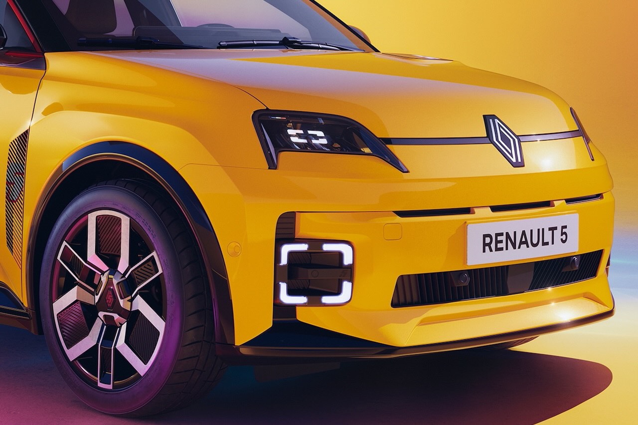 ルノー初の日本導入EV、新型「ルノー 5（サンク）」が11月19日発売。5ターボ譲りの意匠にマルチリンクの走りを融合