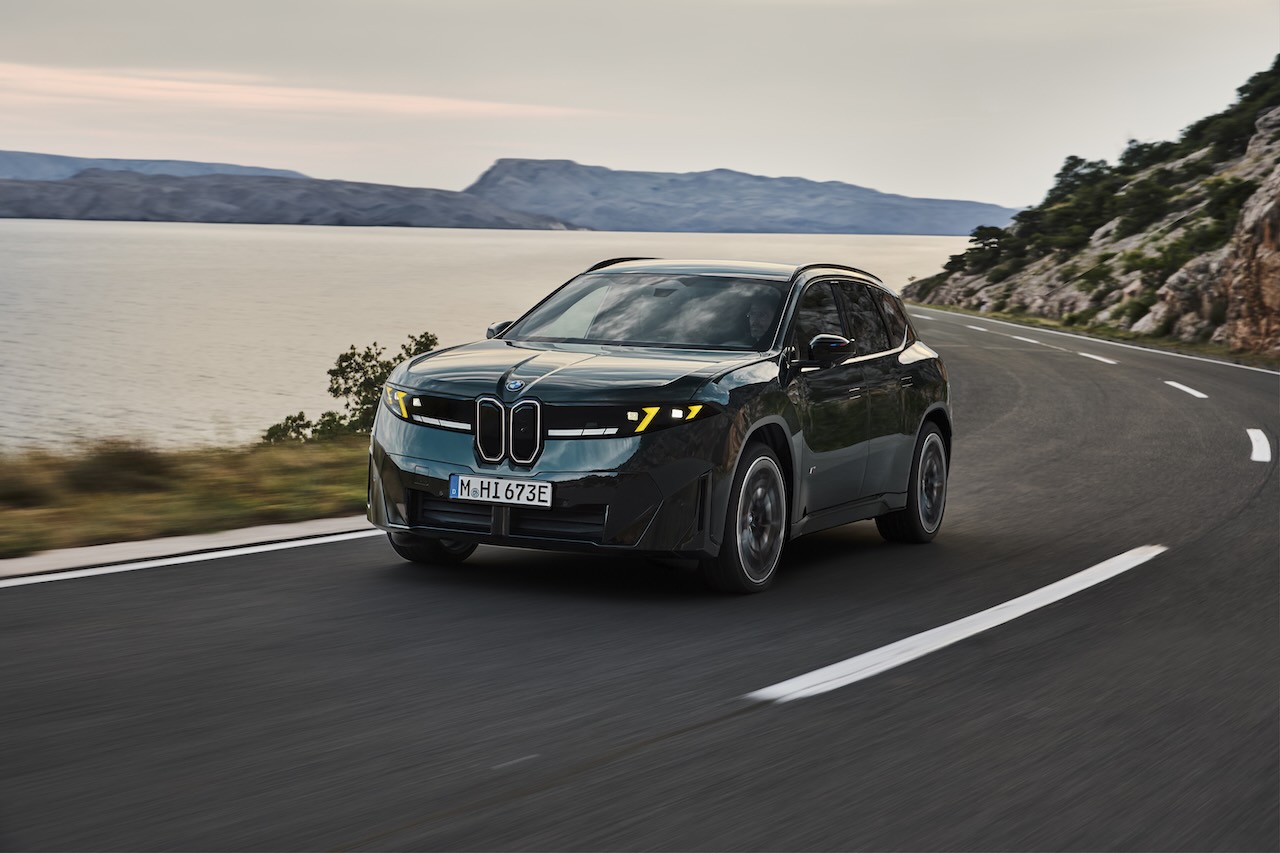 【BMW新型iX3 M60】612psを最新頭脳が統率。ノイエ・クラッセ初のEV・Mモデルが示す理知的な走り