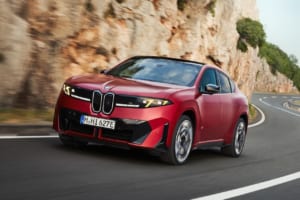 【BMW新型iX4発表】航続828kmと超高速充電が拓く次なる「歓び」。次世代EVクーペSUVの全貌