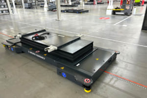 ベントレー・ドリーム・ファクトリーのAGV（Automatic Guided Vehicle）