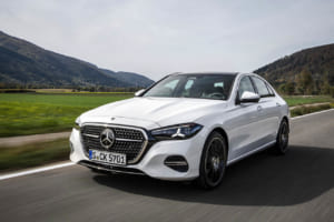 【海外試乗】メルセデス・ベンツ改良新型「Cクラス」｜EVだけじゃない！本命のガソリン＆ディーゼルが新世代パワートレインと最新MB.OSで極めた走りの余裕