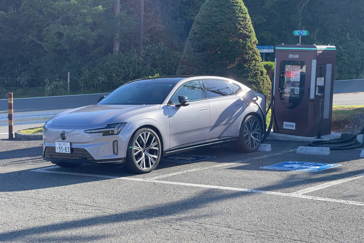 EVは「休憩中の速さ」を競う時代へ。10分で300km分を充電可能な新型ボルボES90と、日独の急速充電インフラ事情【木下隆之コラム】