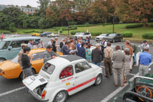 集合場所の代々木公園駐車場に集まったディスティングイッシュト・ジェントルマンズ・ドライブ2026の参加者たち。DGD世話役の上野山さんがコースを説明。