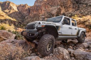 【ジープ】35インチタイヤ純正装着の「グラディエーター」北米限定車が登場。専用設計の駆動系とブロンズ装飾で魅力を深化