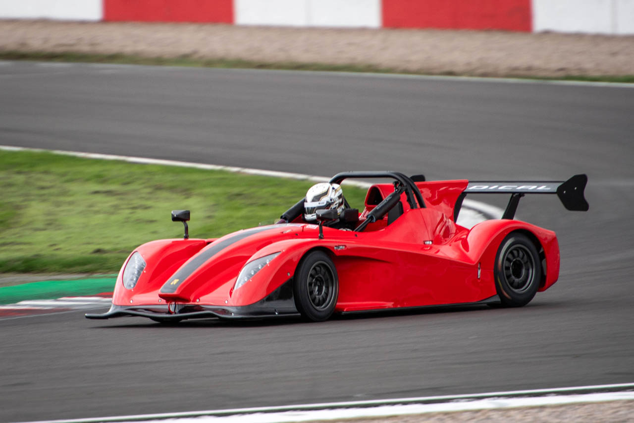 【海外試乗】車重510kgに190psの衝撃！ ラディカルの入門モデル「SR1 XXR」を本拠地・英ドニントンで体感。GTマシンを凌駕しフォーミュラカーに迫る俊敏性と、驚くべき懐の深さとは
