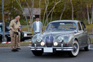 1966年型ジャガー・マーク2のオーナーとなった22歳の巢山海人さん。