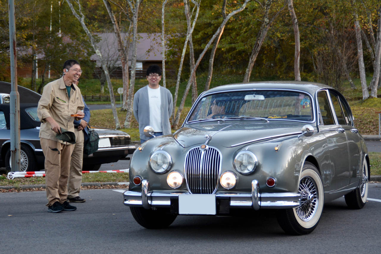 1966年型ジャガー・マーク2のオーナーとなった22歳の巢山海人さん。