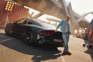 【動画】ブラッド・ピットも抗えない。完全電動化が引き出す新型メルセデスAMG GT 4ドアの野性と洗練