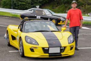 ヒストリックカーでのタイムトライアル「タイムトンネルトライアル」でレーシングカーに準じたクラス「SSクラス」にエントリーしていた2代目トミーカイラZZ（EV）とオーナーの内藤宏章さん。