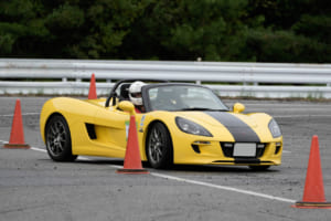 305psでABSすらなし！限定99台のEV「2代目トミーカイラZZ」が無音でテールを滑らせる【愛車群像】