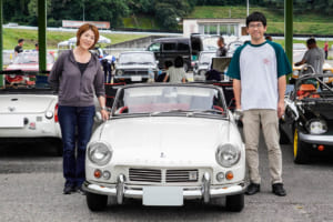 AZ-1で出会った夫婦が選んだ「トライアンフ・スピットファイア」。アルファ・ロメオ155との意外な共通点とは？【愛車群像】