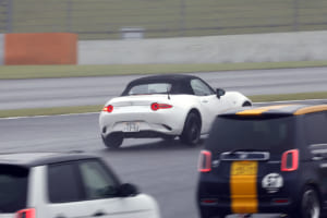富士スピードウェイを走行するマツダ・ロードスター