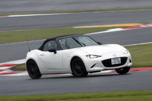 富士スピードウェイを走行するマツダ・ロードスター