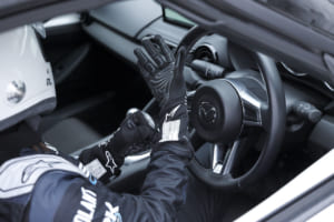 富士スピードウェイを走行しようとするマツダ・ロードスター