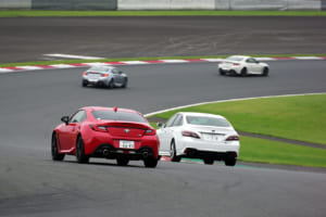 富士スピードウェイを走行するトヨタGR86