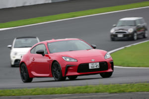 富士スピードウェイを走行するトヨタGR86