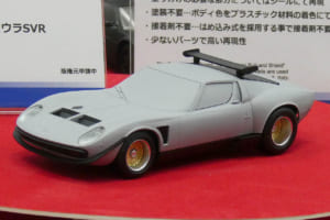 【第64回全日本模型ホビーショー】ミウラSVRからミニショベルまで！ アオシマ「楽プラ」GC8など完全新金型ラッシュ